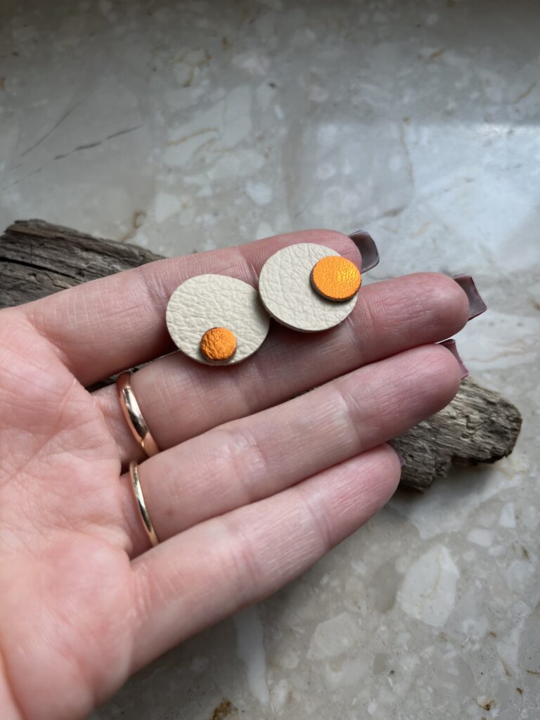 Małe kolczyki dla minimalistki