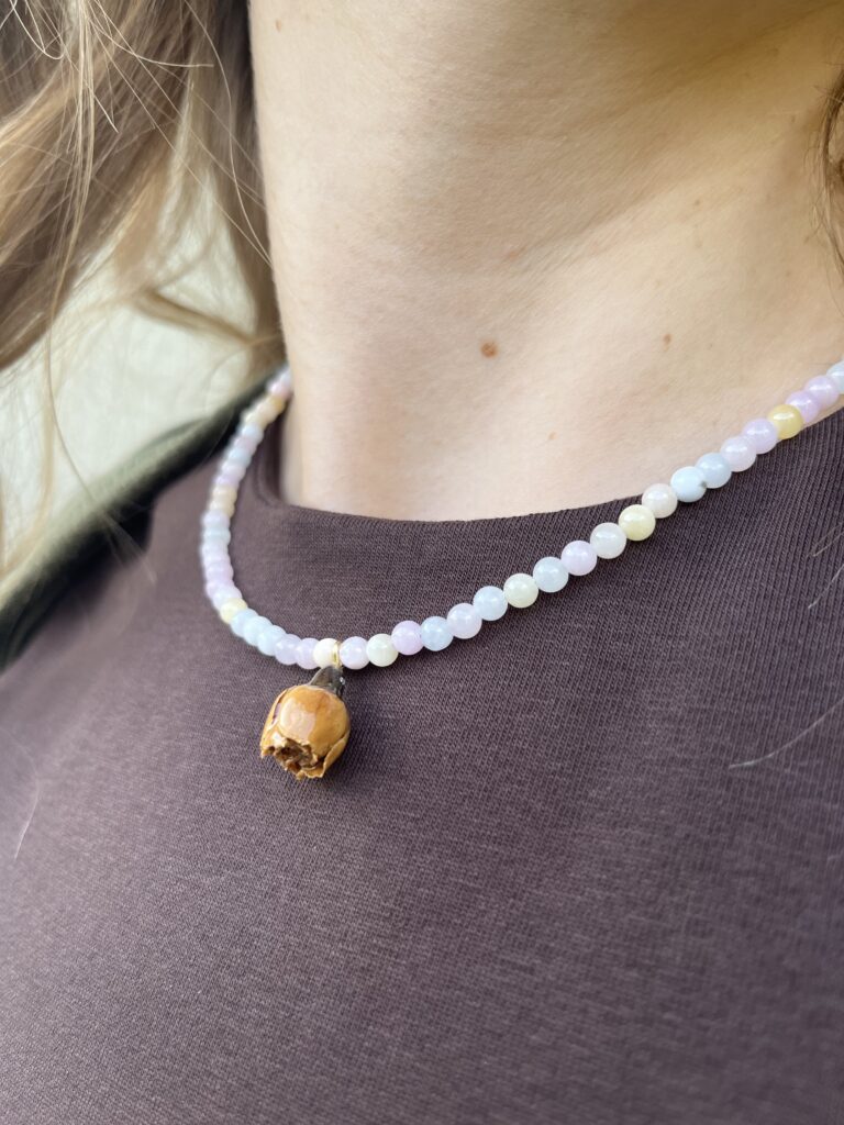 Naszyjnik z żółtą różą, w pastelach